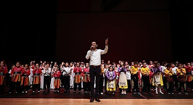 Halk oyunları topluluğundan muhteşem gösteri