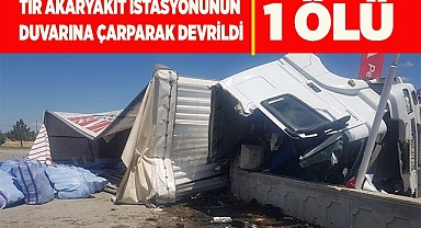 Tır akaryakıt istasyonunun duvarına çarparak devrildi: 1 ölü