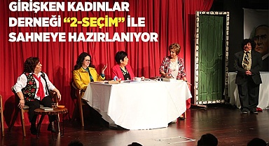 60 yaş üzeri 5 kadın hem ev işlerini hem de tiyatro yapıyorlar