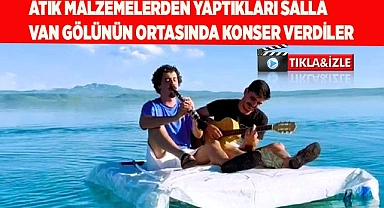 Atık malzemelerden yaptıkları salla Van Gölünün ortasında konser verdiler