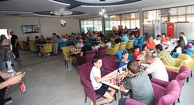 PAMUKKALE’DE ÇOCUKLAR BABALARIYLA SATRANÇ OYNADI