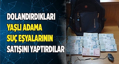 Dolandırdıkları yaşlı adama suç eşyalarının satışını yaptırdılar