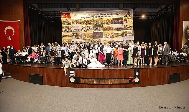 ENGELSİZ YAŞAM AKADEMİSİ'NDEN SANAT DOLU YILSONU ETKİNLİĞİ