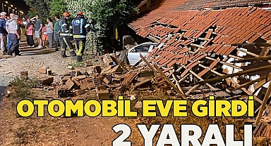 Kontrolden çıkan otomobil eve girdi; 2 yaralı