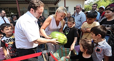 2 BELEDİYE VATANDAŞA KARPUZ DAĞITTI