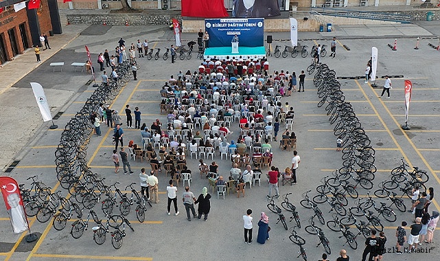 BAŞKAN ERTEMUR’DAN GENÇLERE BİSİKLET HEDİYESİ