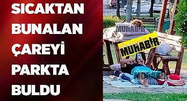 Sıcaktan bunalan aile, serinliği parkta buldu