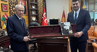GENEL BAŞKAN YILDIRIM’DAN  MHP LİDERİ DEVLET BAHÇELİ’YE ANLAMLI HEDİYE