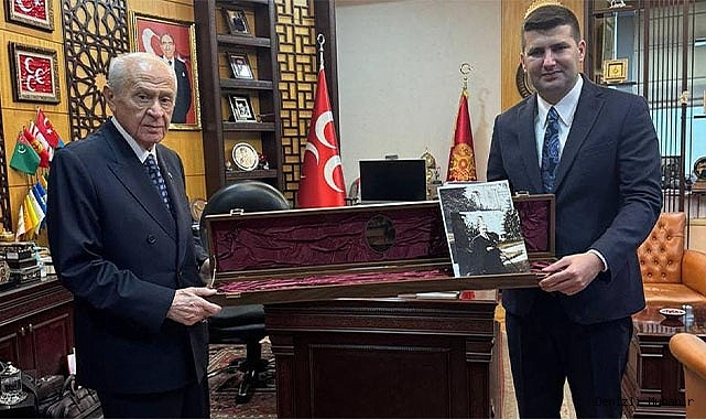 GENEL BAŞKAN YILDIRIM’DAN  MHP LİDERİ DEVLET BAHÇELİ’YE ANLAMLI HEDİYE