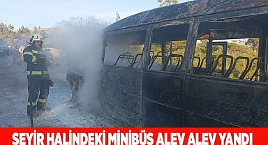 Seyir halindeki minibüs alev alev yandı
