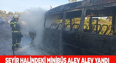 Seyir halindeki minibüs alev alev yandı