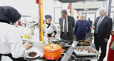 Rektör Kutluhan PAÜCHEF'te Yarışan Öğrencilerin Heyecanına Ortak Oldu