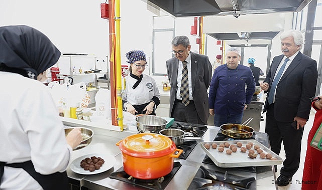 Rektör Kutluhan PAÜCHEF'te Yarışan Öğrencilerin Heyecanına Ortak Oldu