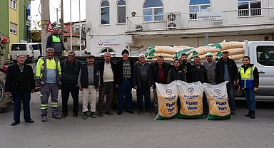 ÜRETİCİDEN ALINAN MISIR VE ARPA, ÜRETİCİYE YEM OLARAK DAĞITILIYOR