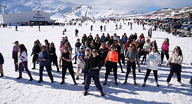Denizli Kayak Merkezi'nde kar üstünde zumba gösterisi