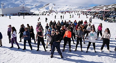Denizli Kayak Merkezi'nde kar üstünde zumba gösterisi