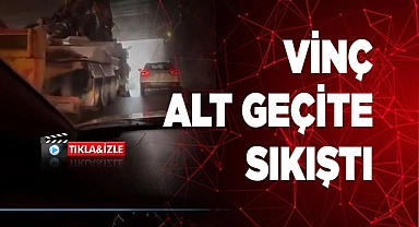 Yapı malzemeleri taşıyan vinç alt geçitte sıkıştı