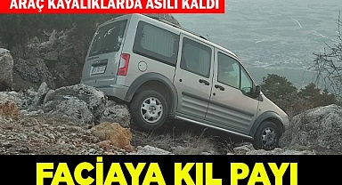 Araç kayalıklarda asılı kaldı