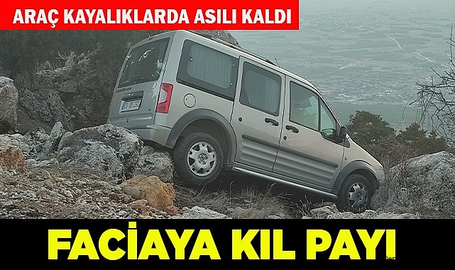 Araç kayalıklarda asılı kaldı