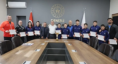 GÜREŞÇİLER ŞAMPİYONLUĞUN HİKAYESİNİ ERDOĞAN’LA PAYLAŞTI