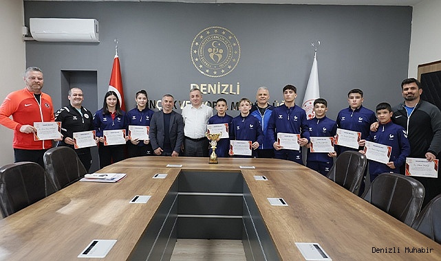 GÜREŞÇİLER ŞAMPİYONLUĞUN HİKAYESİNİ ERDOĞAN’LA PAYLAŞTI
