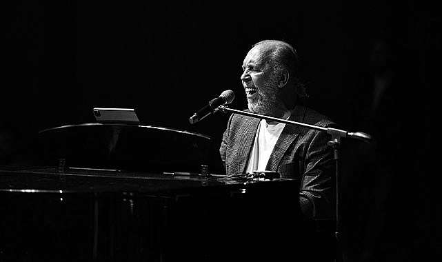 MERKEZEFENDİ'DE FATİH ERKOÇ'TAN UNUTULMAZ RAMAZAN KONSERİ