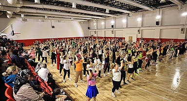 350 kadın kursiyer zumba gösterisi yaptı