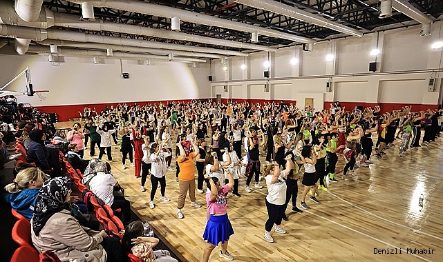 350 kadın kursiyer zumba gösterisi yaptı