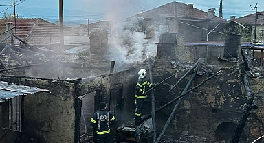 Depo olarak kullanılan müstakil ev yangında harabeye döndü