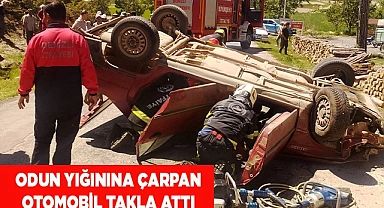 Odun yığınına çarpan otomobil takla attı