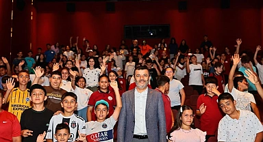 Başkan Çavuşoğlu, öğrencilerle sinema keyfi yaşadı