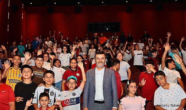 Başkan Çavuşoğlu, öğrencilerle sinema keyfi yaşadı