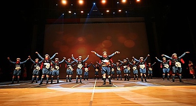 Büyükşehir Halk Dansları Topluluğu'ndan unutulmaz final gösterisi