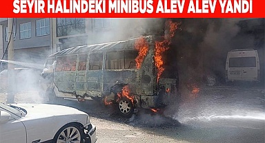 Seyir halindeki minibüs alev alev yandı