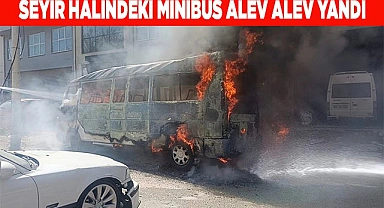 Seyir halindeki minibüs alev alev yandı