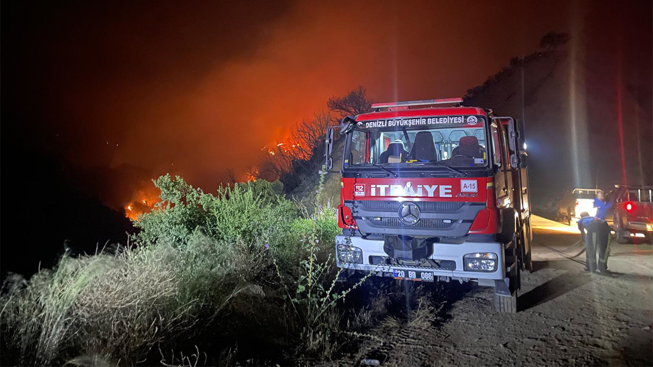 Büyükşehir İtfaiyesi İzmir ve Manisa’daki yangınlara müdahale ediyor