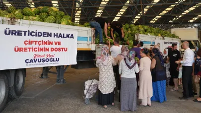 Üreticinin elinde kalan karpuzu satın alıp dağıttı