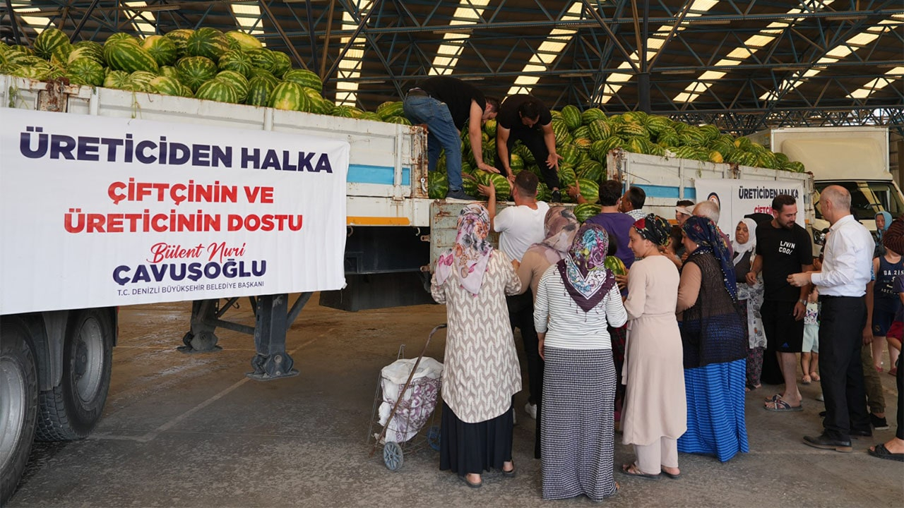 Üreticinin elinde kalan karpuzu satın alıp dağıttı