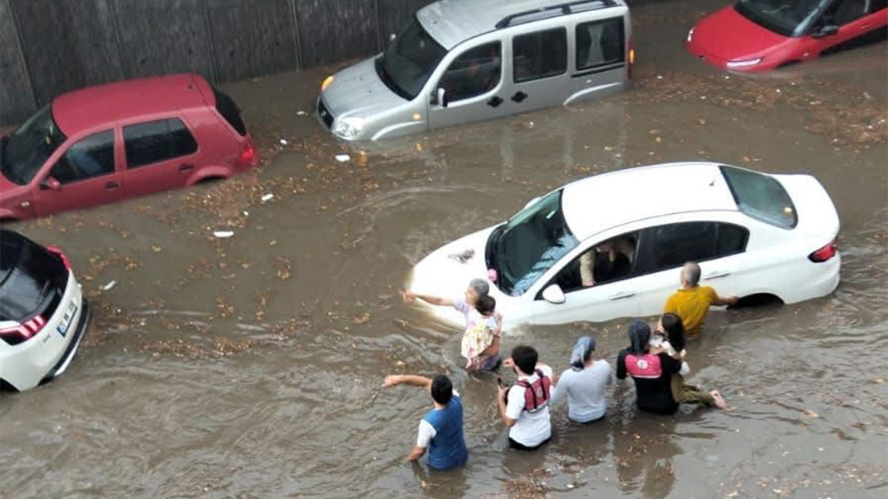 Onlarca araç ve vatandaş alt geçitte mahsur kaldı
