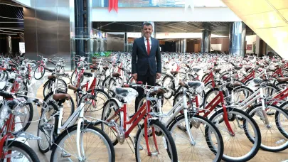 Büyükşehir, başarılı öğrencilere bisiklet dağıttı