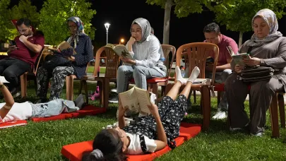 Kitapseverler sessiz okuma etkinliğinde bir araya geldi