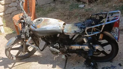 Evin bahçesinde park halinde olan motosiklet kundaklandı
