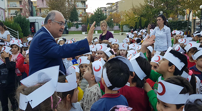 KENDİLERİ KÜÇÜK YÜREKLERİ BÜYÜK