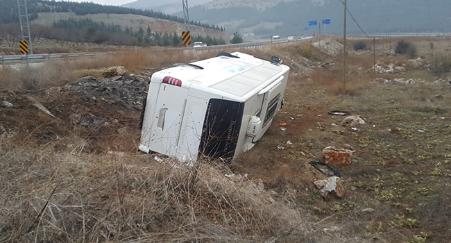 CANKURTARAN’DA YOLCU OTOBÜSÜ DEVRİLDİ: 13 YARALI