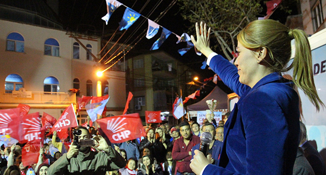 CHP'Lİ DOĞAN EŞİ VE ÇOCUĞUYLA OBJEKTİFLERİN KARŞISINA GEÇTİ