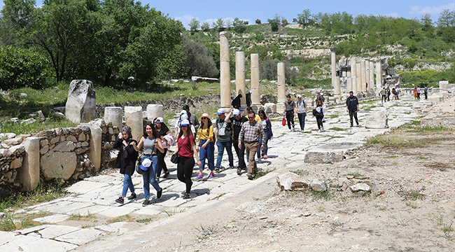 Rektör Bağ, Öğrencileri ile Stratonikeia’yı Gezdi