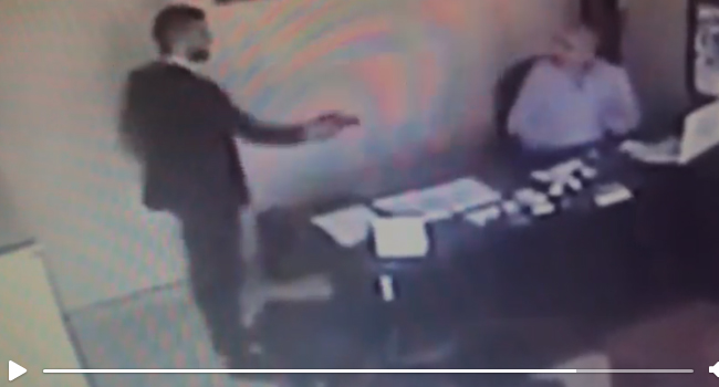 İŞYERİNE SİLAHLI SALDIRI ANI KAMERADA