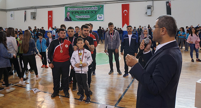 Niyazi Vural Öğrencilere Ödüllerini Verdi