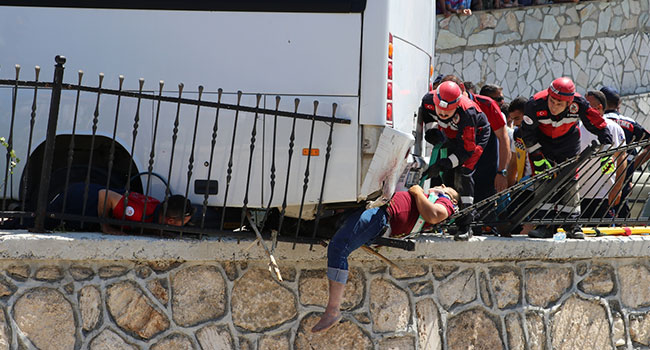 Midibüs İle Bariyerlerin Arasına Sıkıştı
