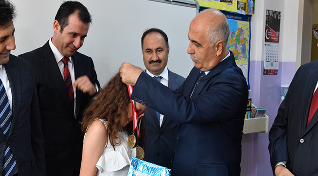 Okullarda Karne Heyecanı Yaşandı